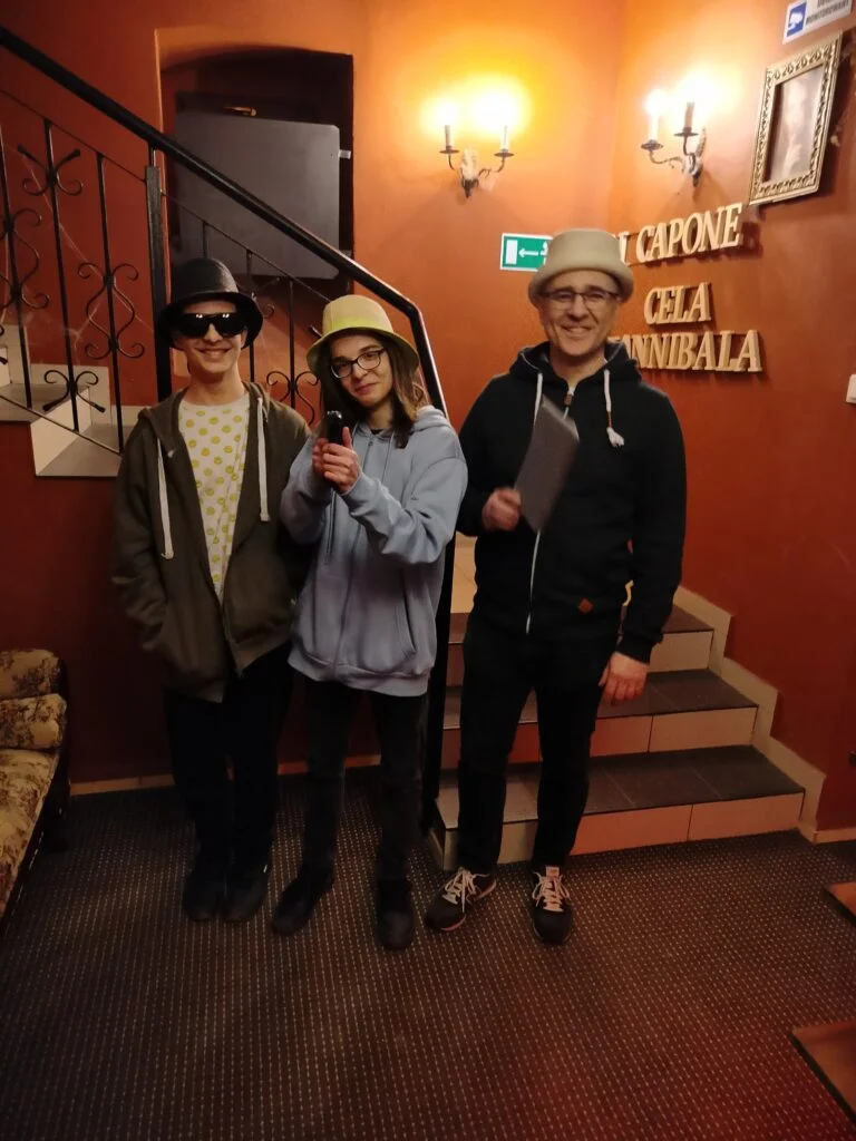 Goście w pokoju zagadek (escape room) w Krakowie