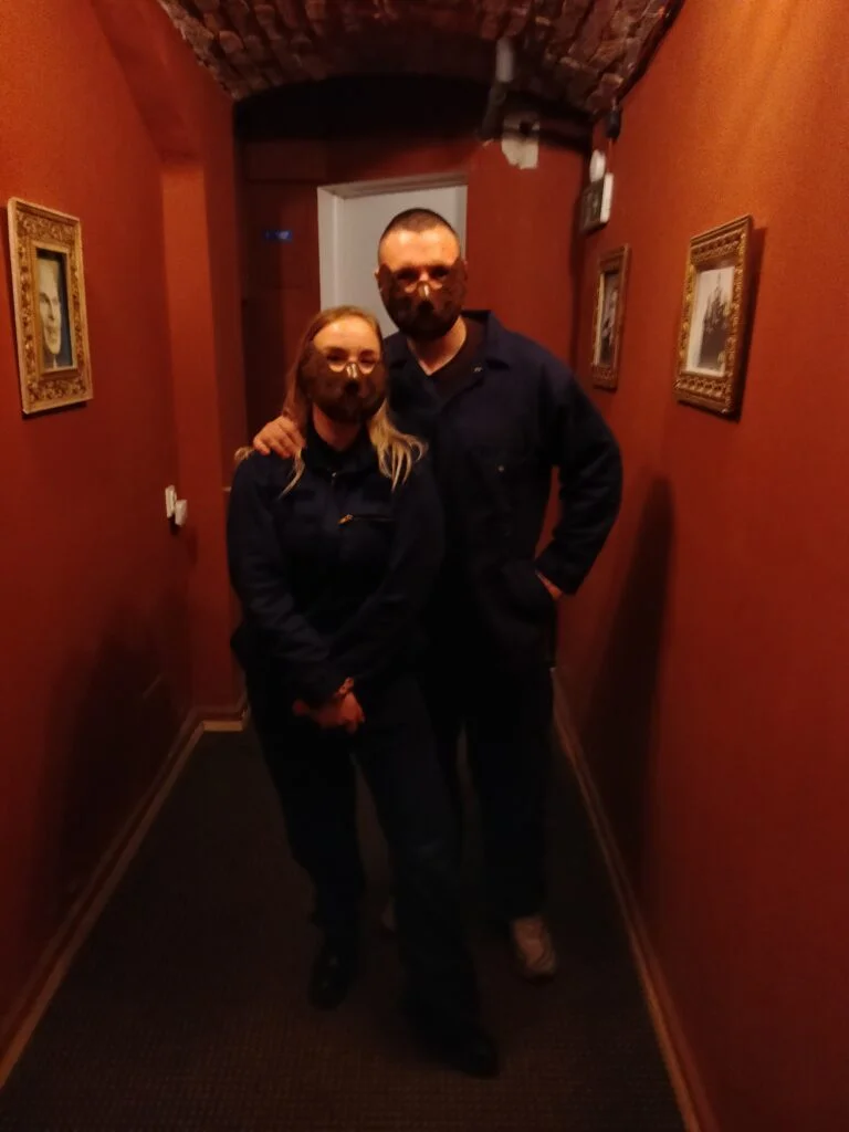 Goście w pokoju zagadek (escape room) w Krakowie