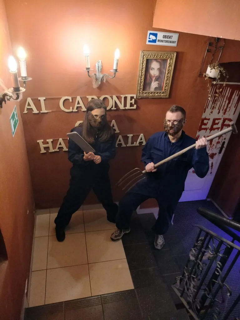 Goście w pokoju zagadek (escape room) w Krakowie