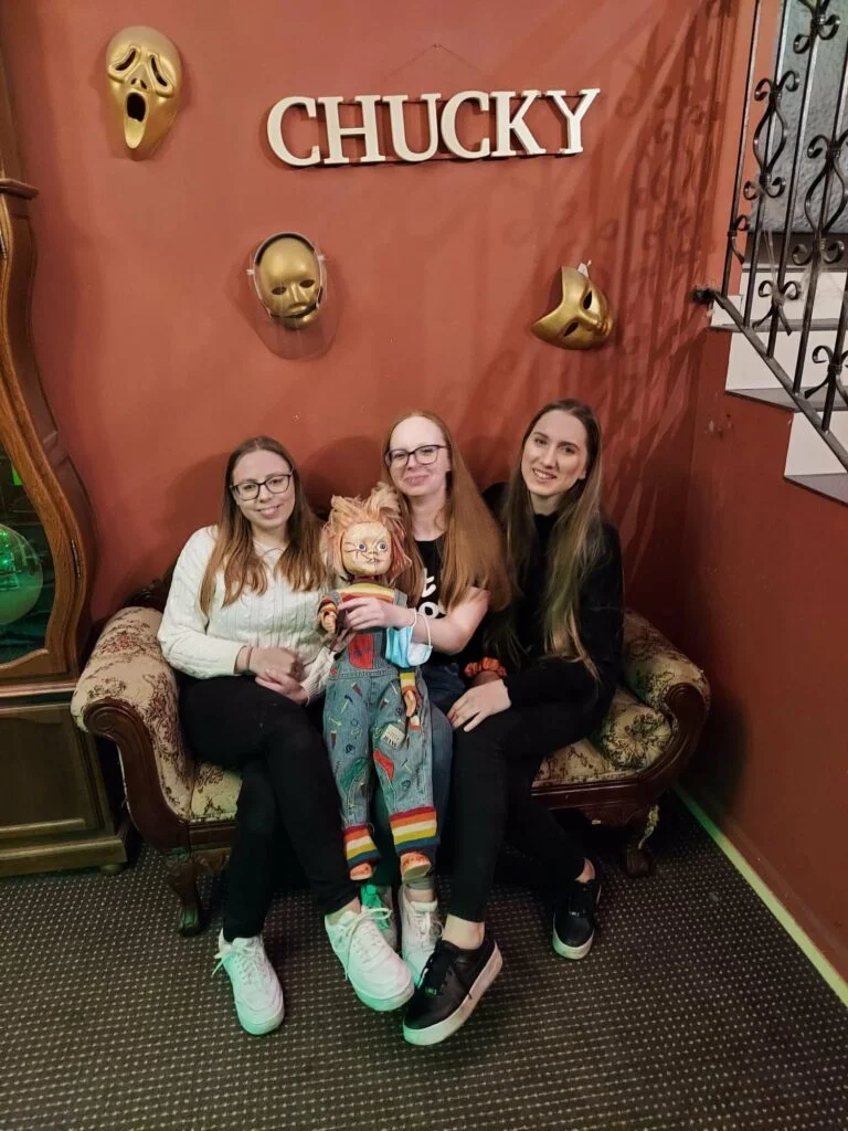 Goście w pokoju zagadek (escape room) w Krakowie