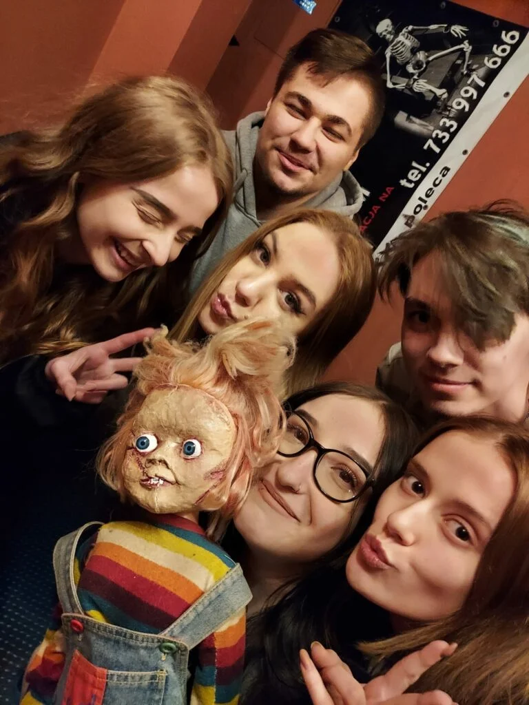 Goście w pokoju zagadek (escape room) w Krakowie